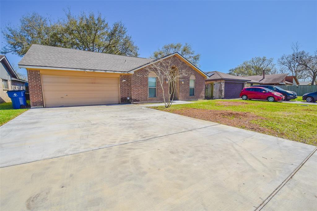 3 Lazybrook Street, Angleton, Texas image 2