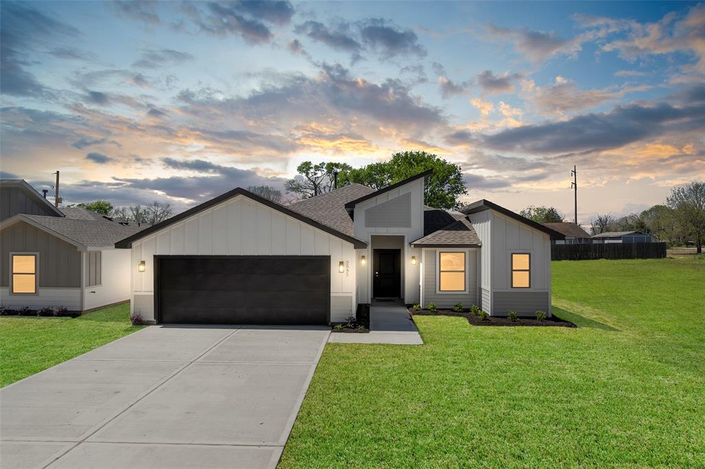 2835 14th St, Hempstead, Texas image 2