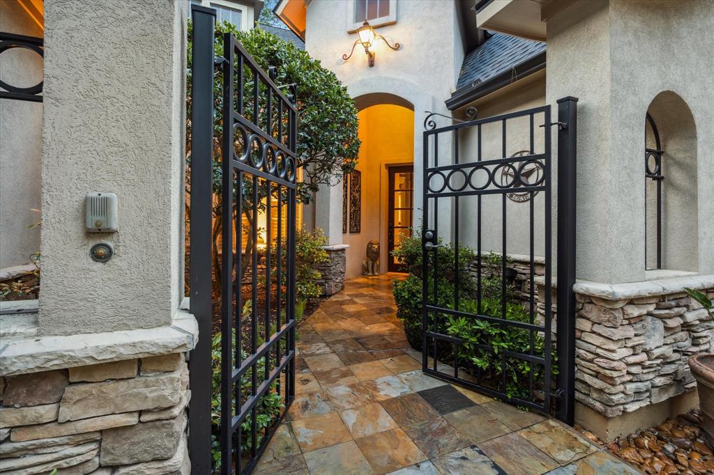 94 W Racing Cloud Ct, The Woodlands, Texas image 2
