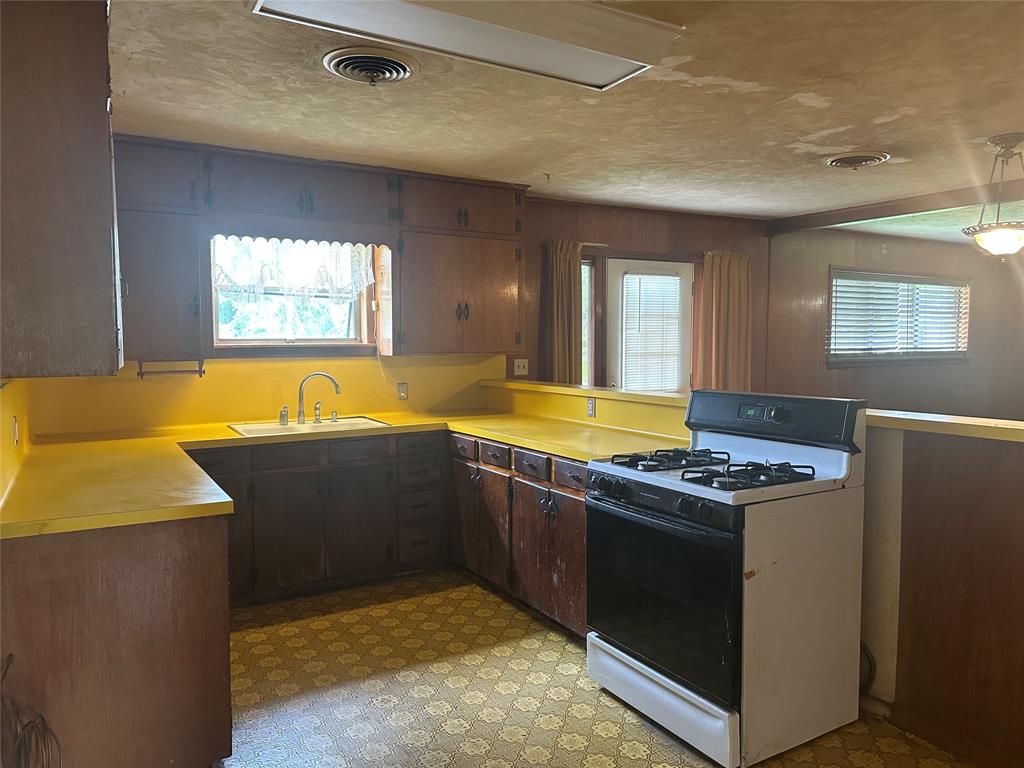 112 Raven Street, Clute, Texas image 8