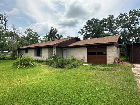 Photo of 112 Raven Street, Clute, TX 77531 (MLS # 81349471) Photo of 112 Raven Street, Clute, TX 77531 (MLS # 81349471)