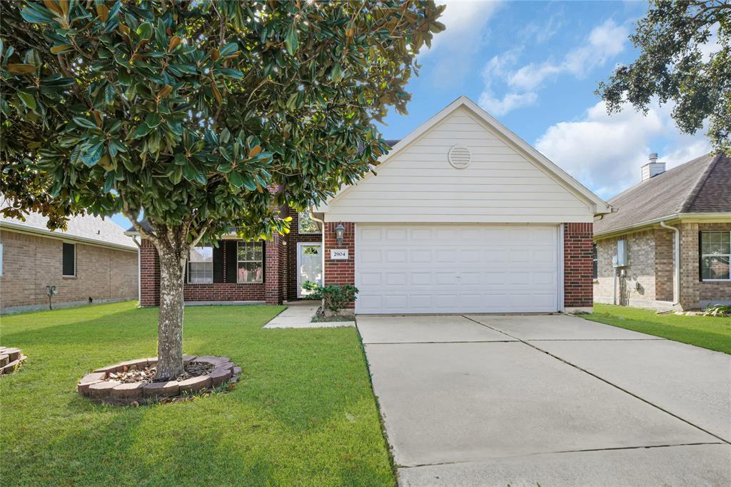 2904 Bristol Bend Lane, Dickinson, Texas image 2