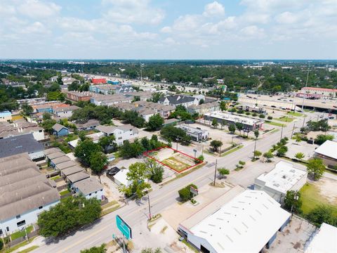 202 W 27th Street Houston TX 77008