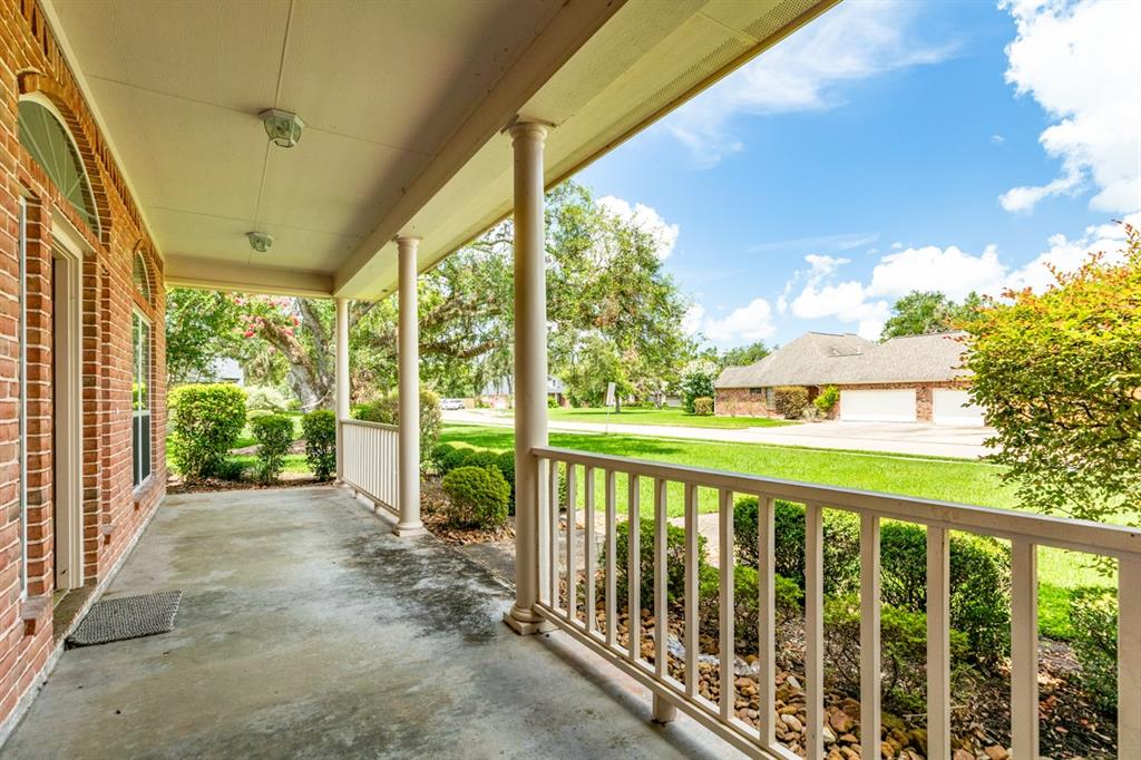 1111 Spreading Oaks Drive, Angleton, Texas image 4