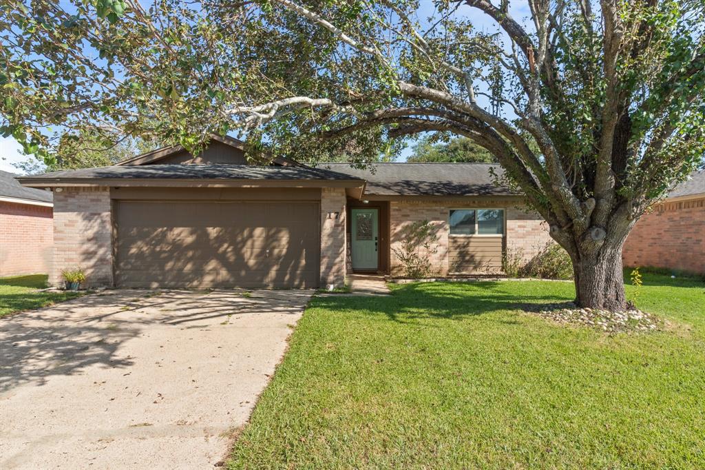 17 Lobo Court, Angleton, Texas image 1