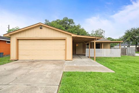Single Family Residence in Baytown TX 207 Danubina Street.jpg