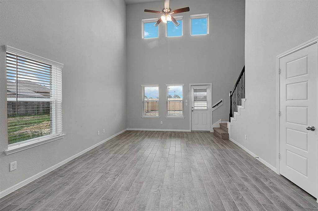 3211 Falling Brook Drive, Baytown, Texas image 4