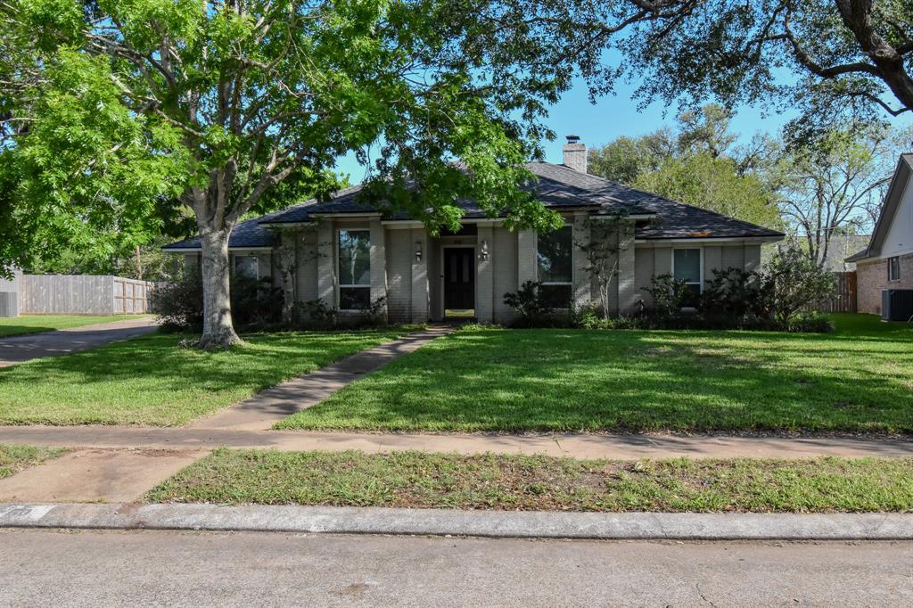 60 Wedgewood Court, Lake Jackson, Texas image 2