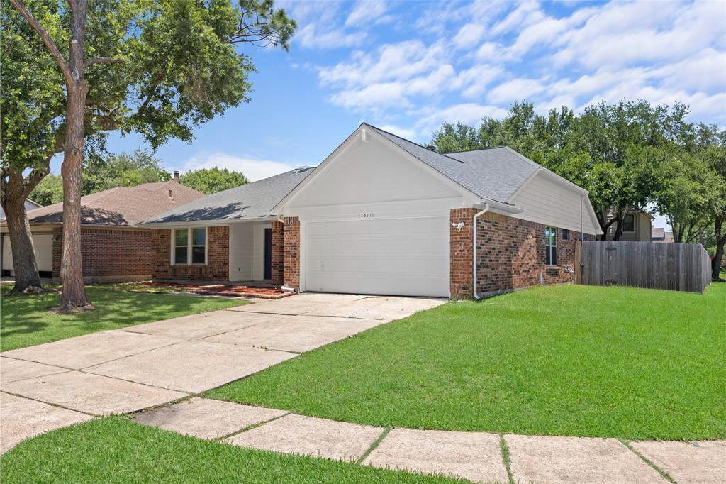 15711 Pilgrim Hall Drive, Friendswood, Texas image 2