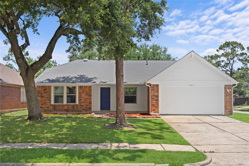 15711 Pilgrim Hall Drive, Friendswood, Texas image 1