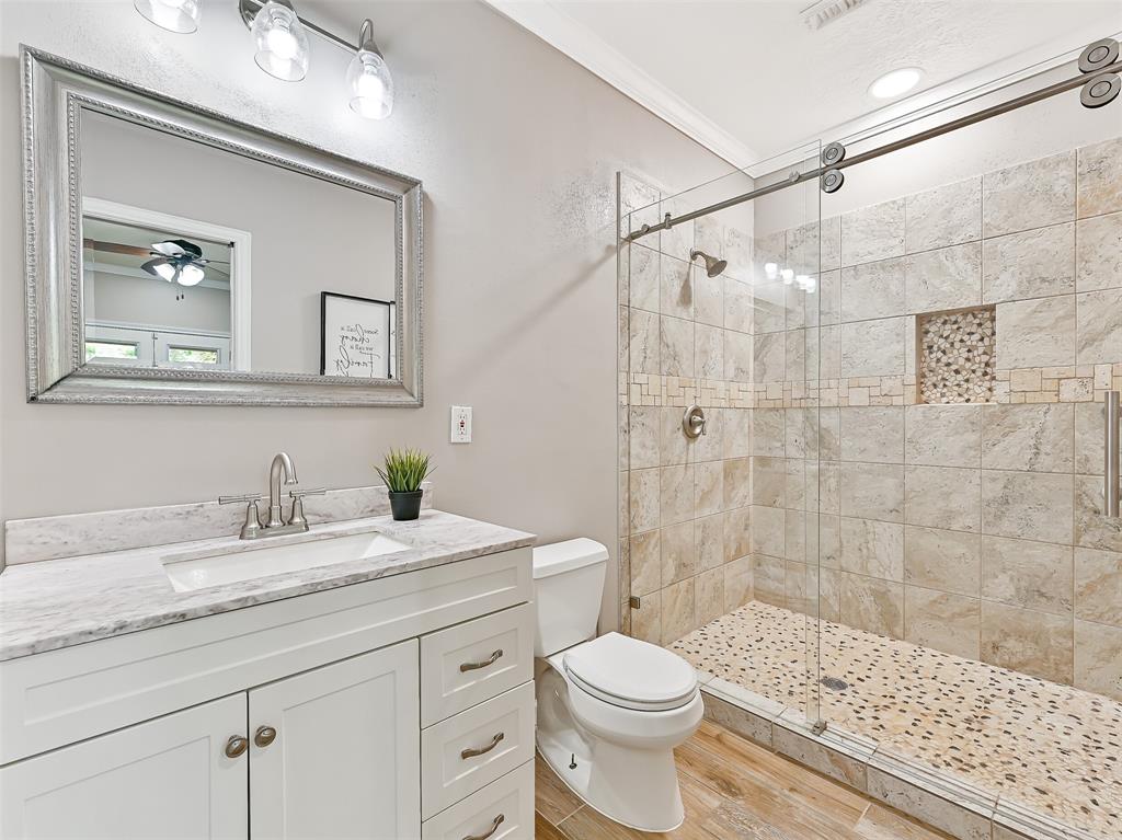 411 Golden Leaf Drive, Friendswood, Texas image 13
