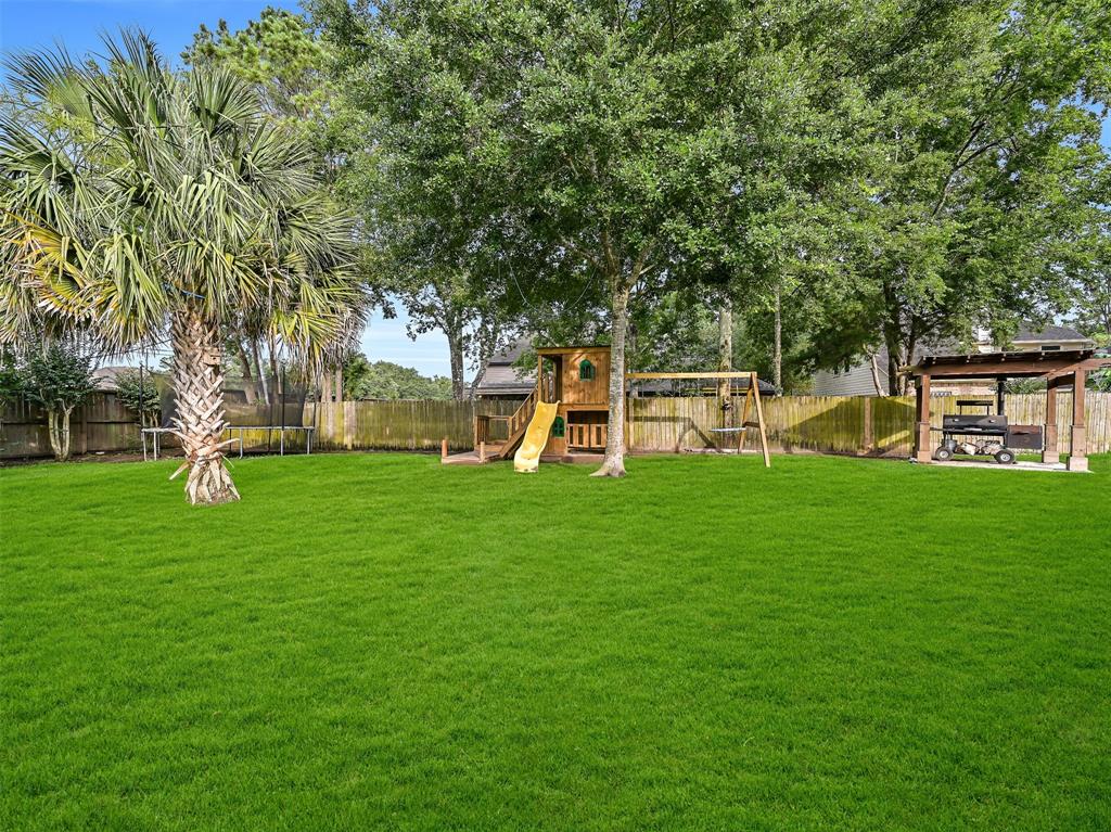 411 Golden Leaf Drive, Friendswood, Texas image 29