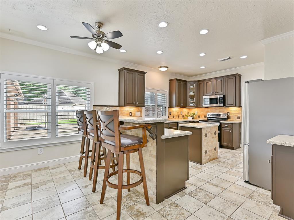 411 Golden Leaf Drive, Friendswood, Texas image 10
