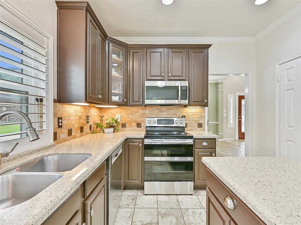 411 Golden Leaf Drive, Friendswood, Texas image 8