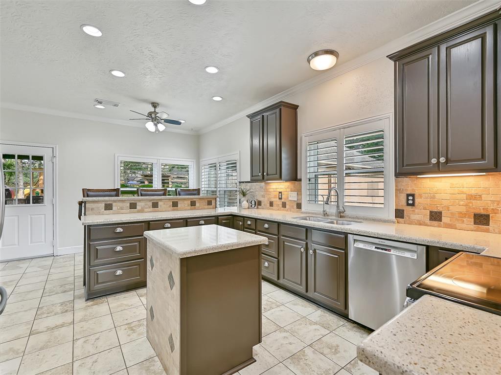 411 Golden Leaf Drive, Friendswood, Texas image 9