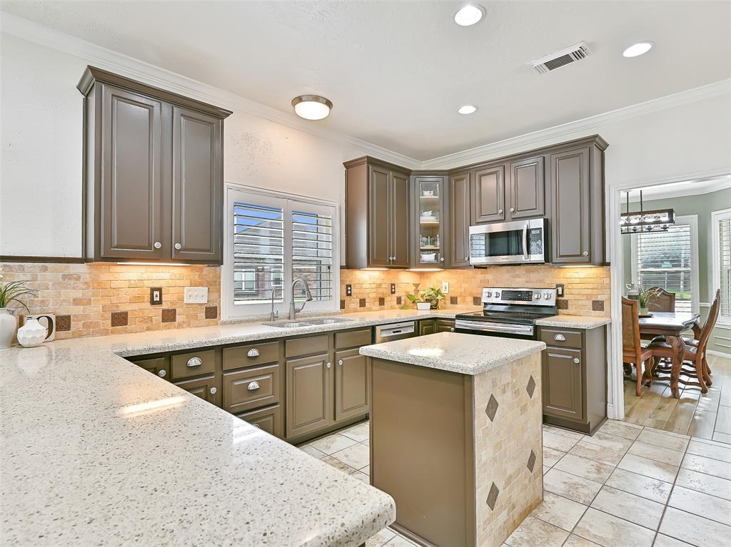 411 Golden Leaf Drive, Friendswood, Texas image 7