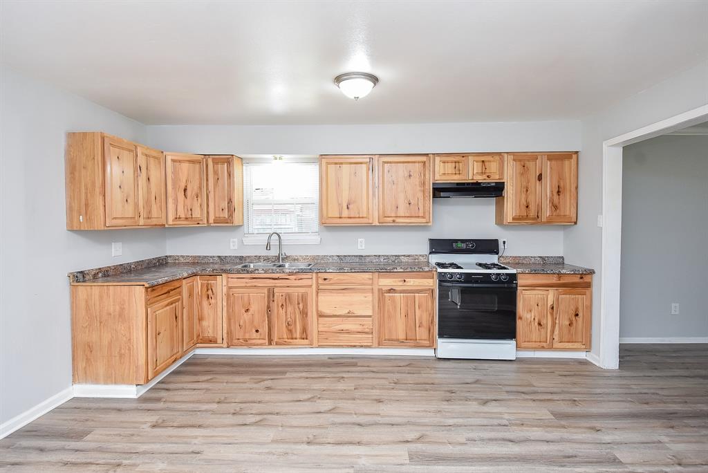 1425 Hospital Drive, Angleton, Texas image 8