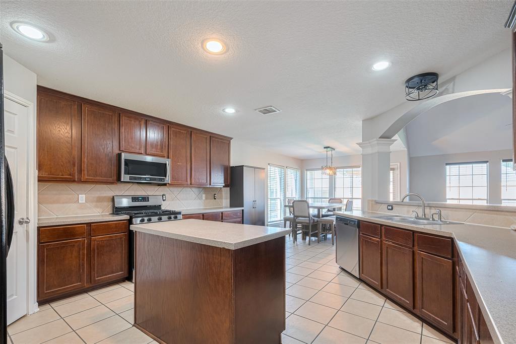 2202 Megellan Point Lane, Pearland, Texas image 9