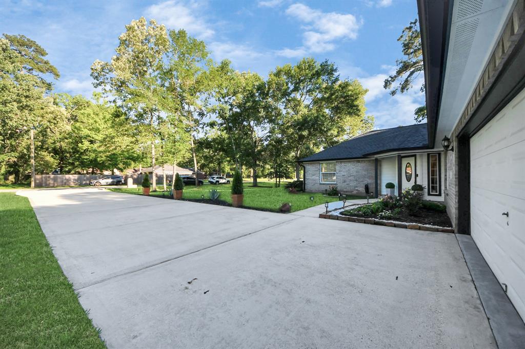 607 Shadylake Drive, New Caney, Texas image 3