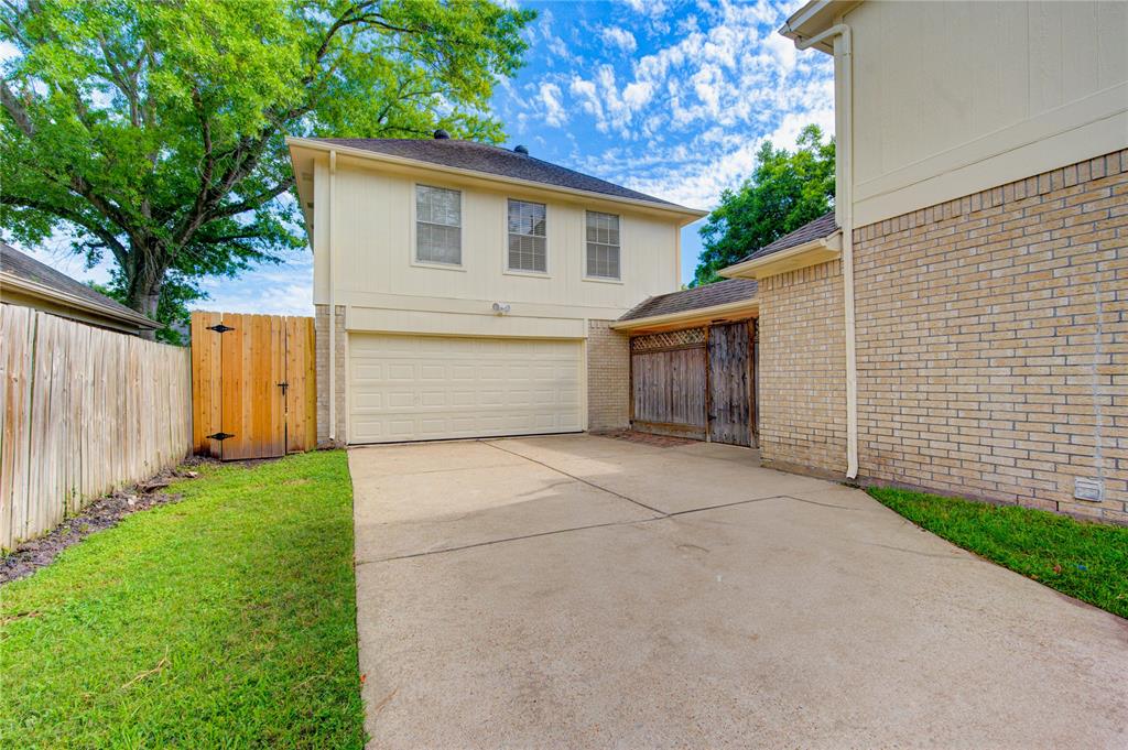 14823 Atterbury Drive, Sugar Land, Texas image 3