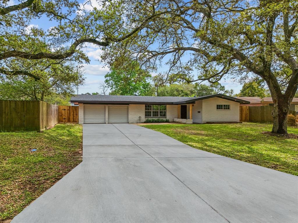 106 Crestview Drive, Hitchcock, Texas image 4