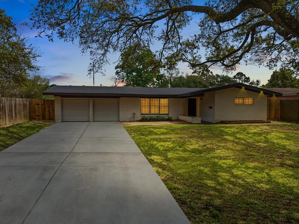 106 Crestview Drive, Hitchcock, Texas image 1