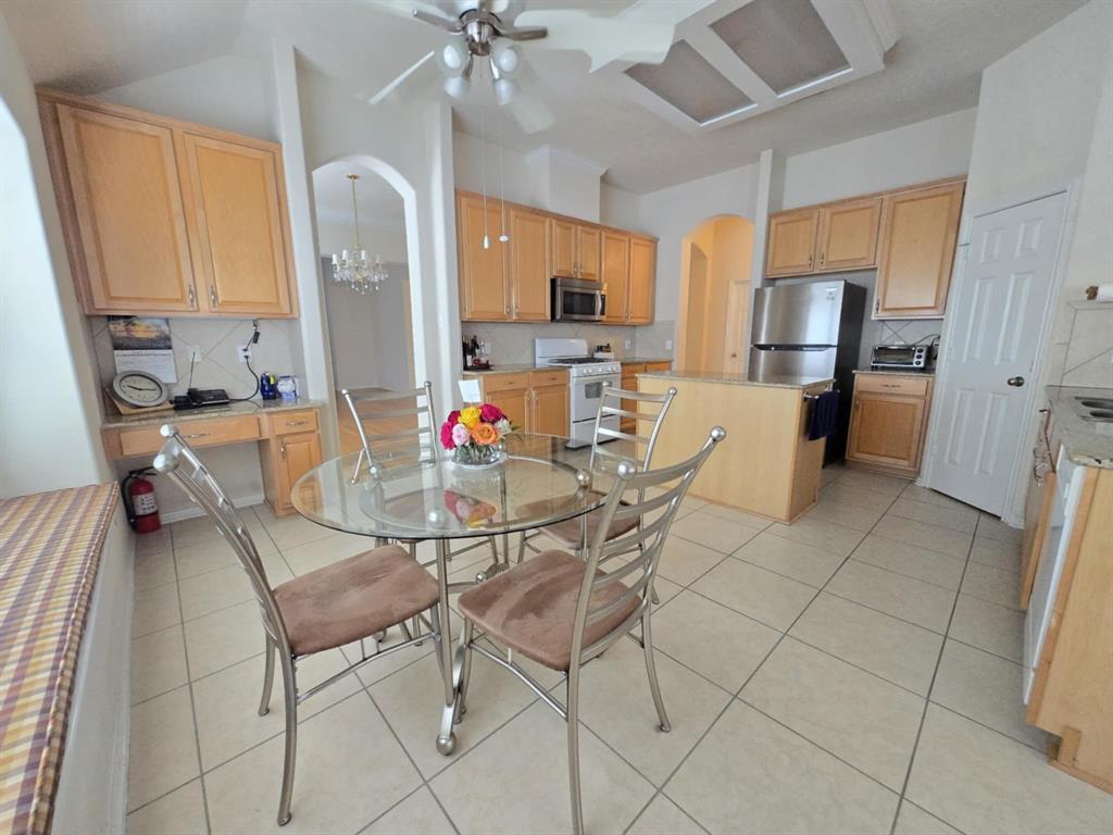 17427 N Riata Lake Drive, Cypress, Texas image 9