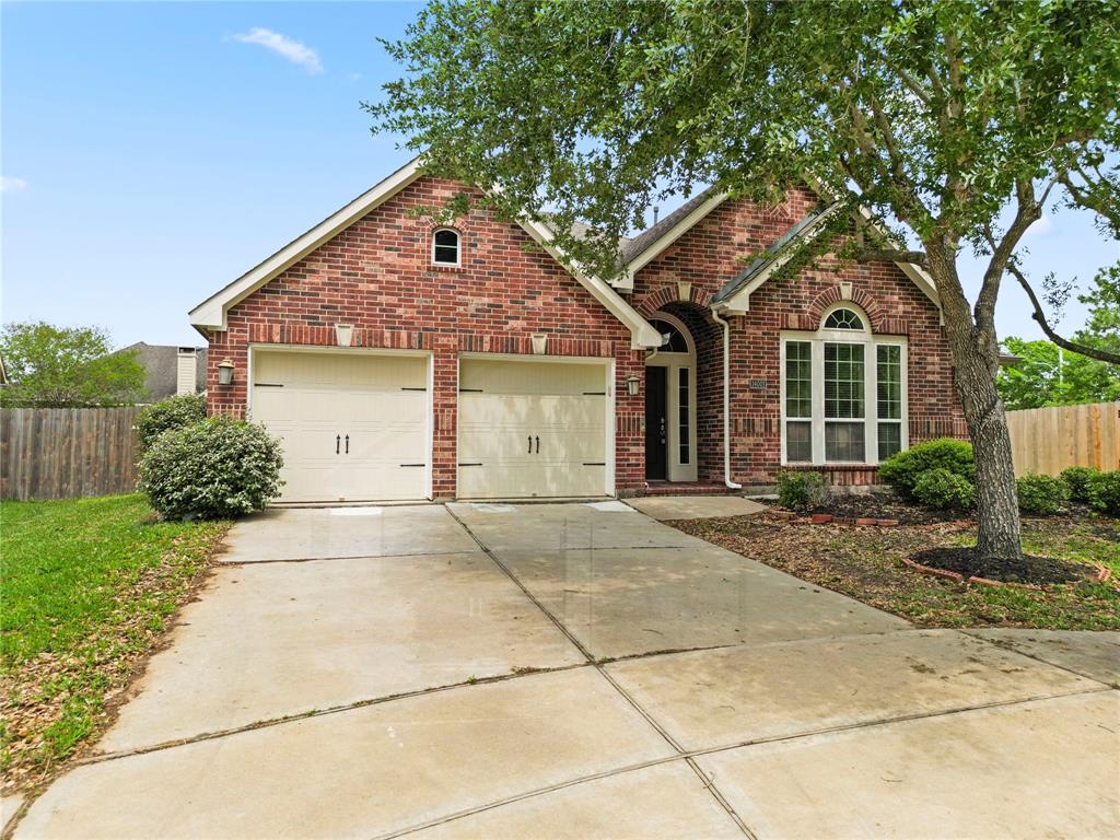14001 Bright Glen Drive, Pearland, Texas image 1