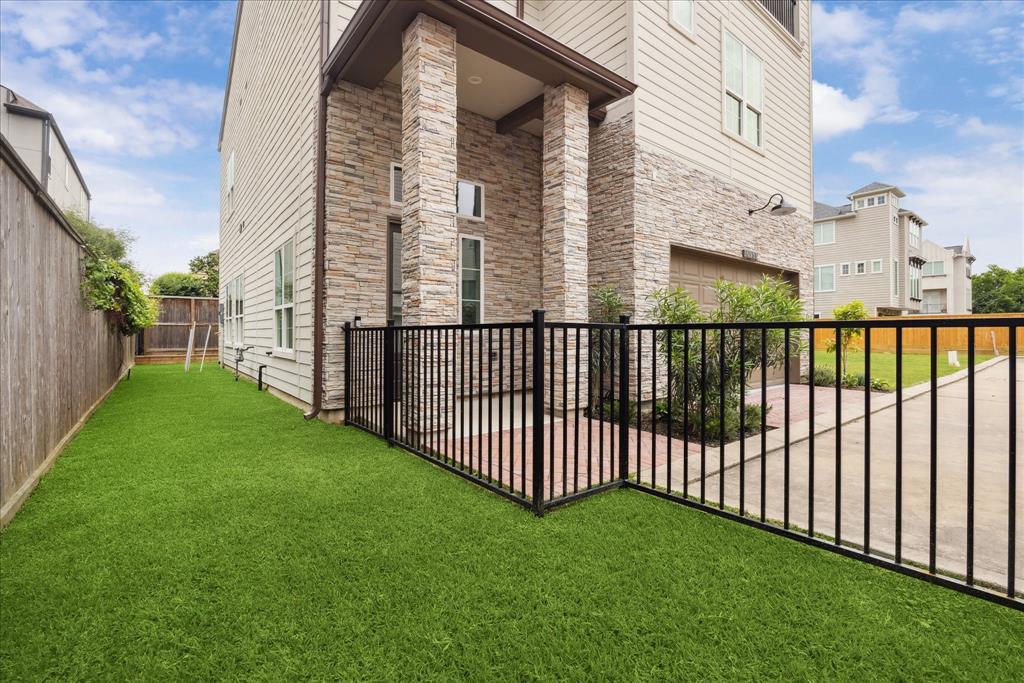 10935 Brookeshire Chase Lane, Houston, Texas image 43