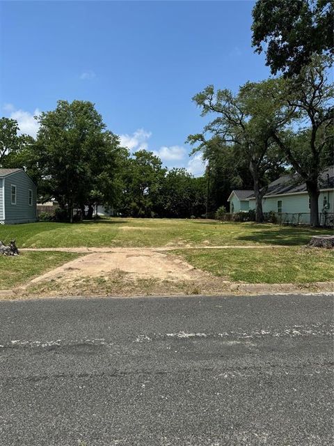 Photo of 912 14th Avenue N, Texas City, TX 77590 (MLS # 92672645)
