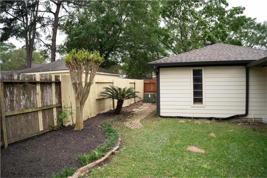 18007 Ravenfield Drive, Houston, Texas image 8