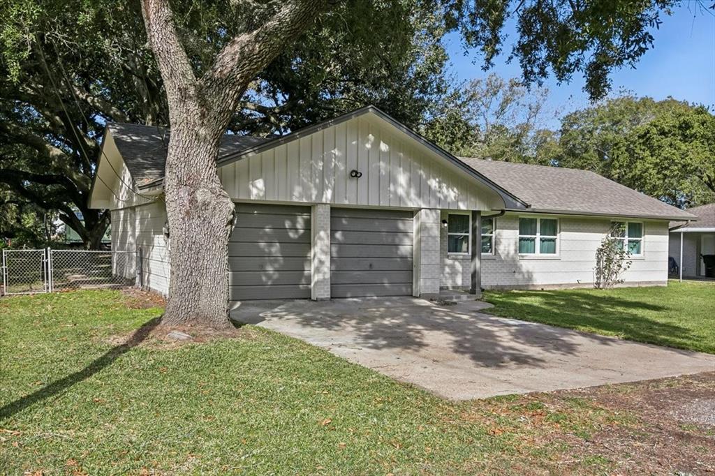 330 W Cypress Ave, Winnie, Texas image 3