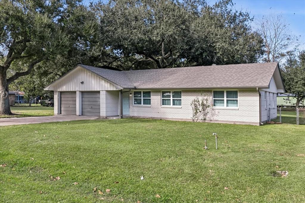 330 W Cypress Ave, Winnie, Texas image 2