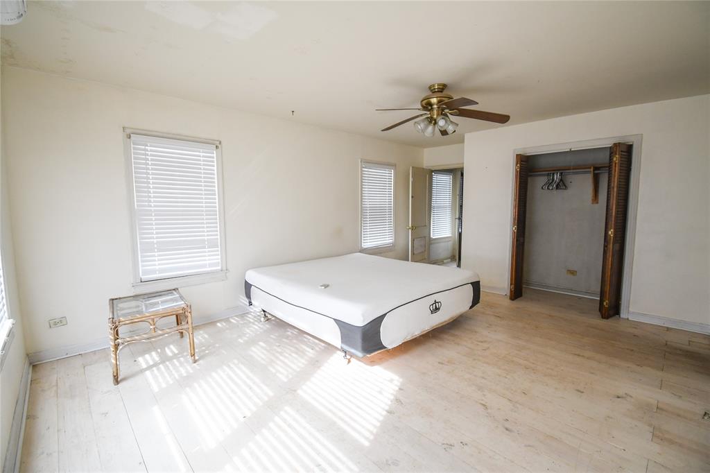 Photo 14 of 19 of 112 N Isley Street house