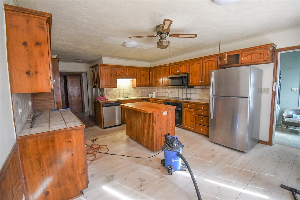 Photo 16 of 19 of 112 N Isley Street house