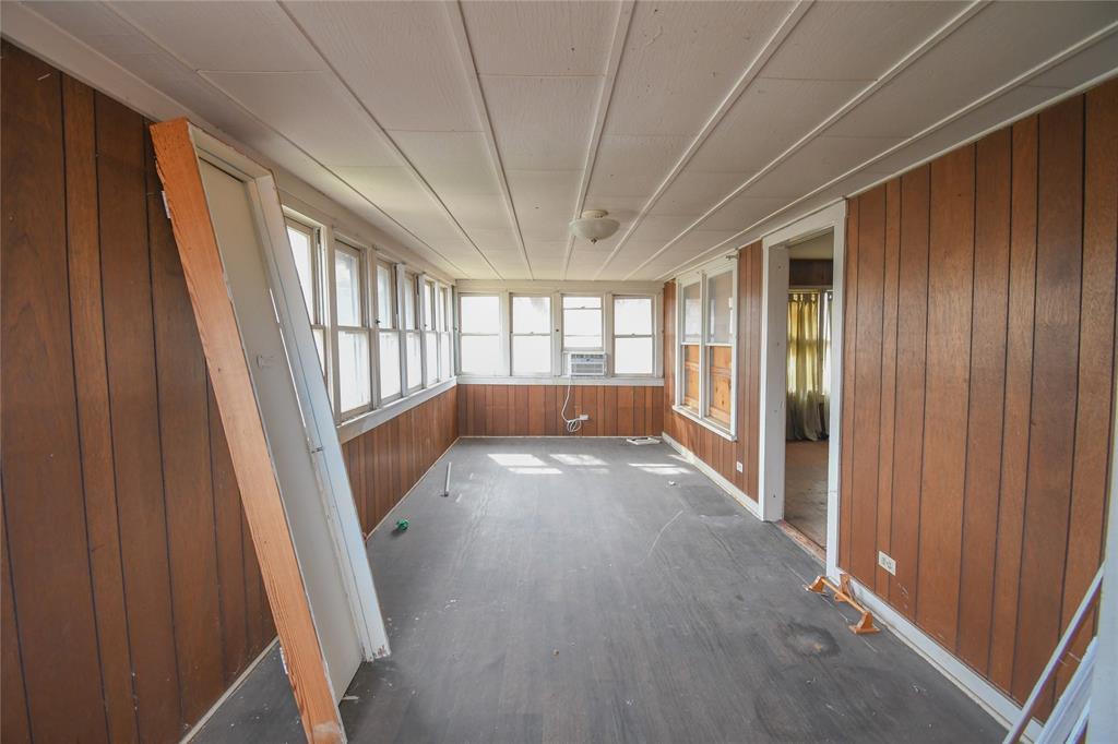 Photo 12 of 19 of 112 N Isley Street house