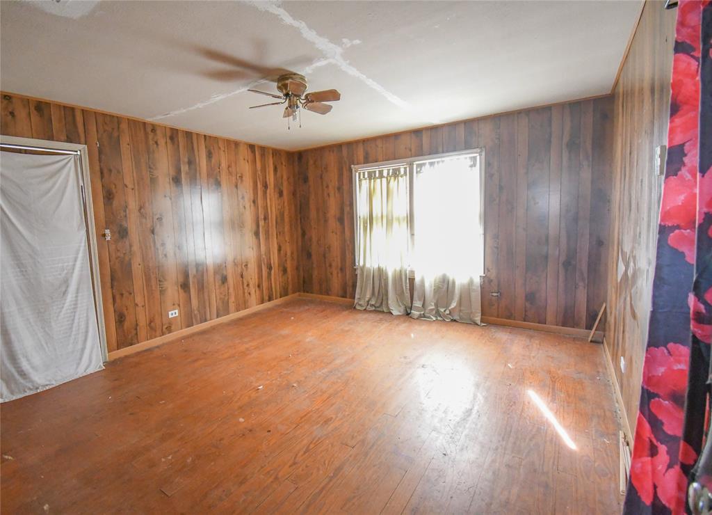 Photo 10 of 19 of 112 N Isley Street house