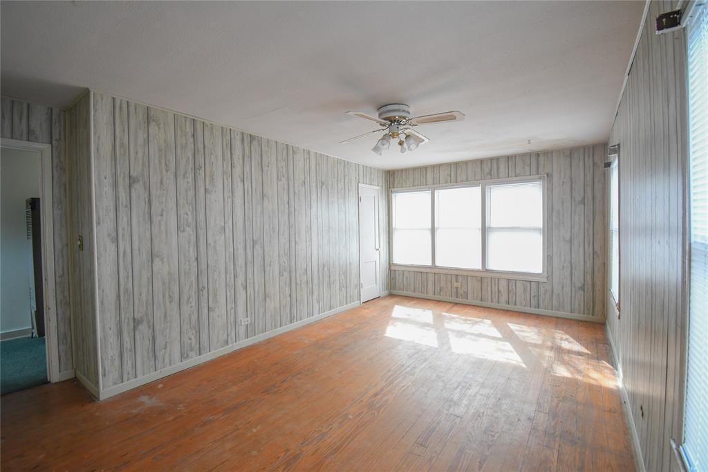 Photo 11 of 19 of 112 N Isley Street house