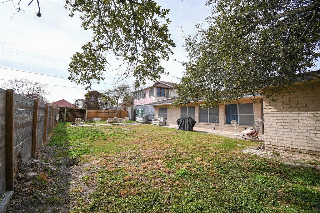 Photo 6 of 19 of 112 N Isley Street house