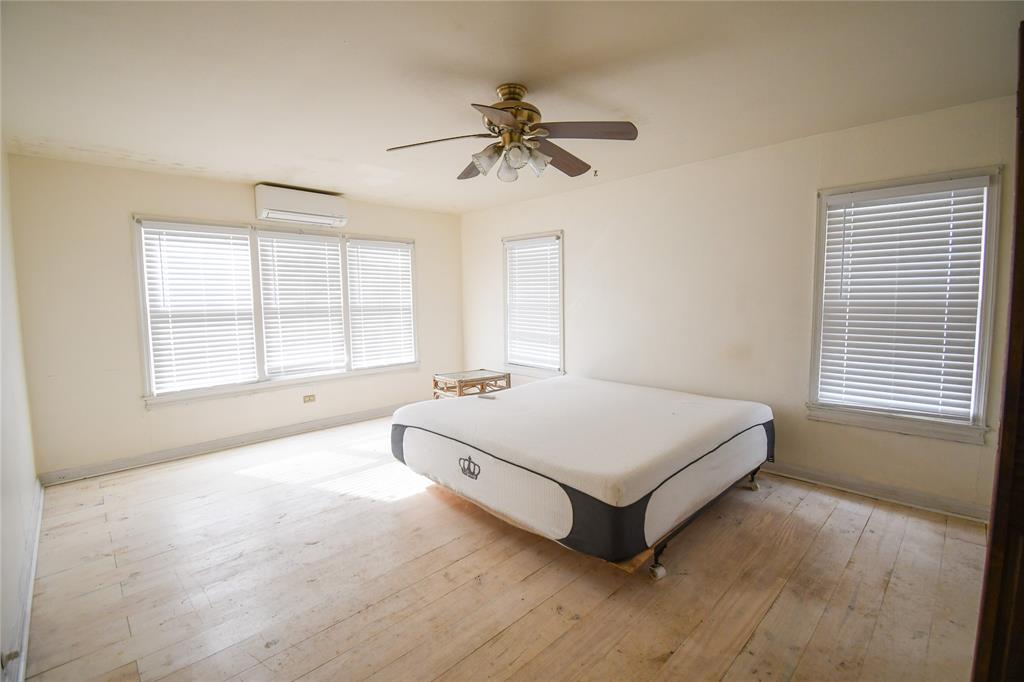Photo 15 of 19 of 112 N Isley Street house