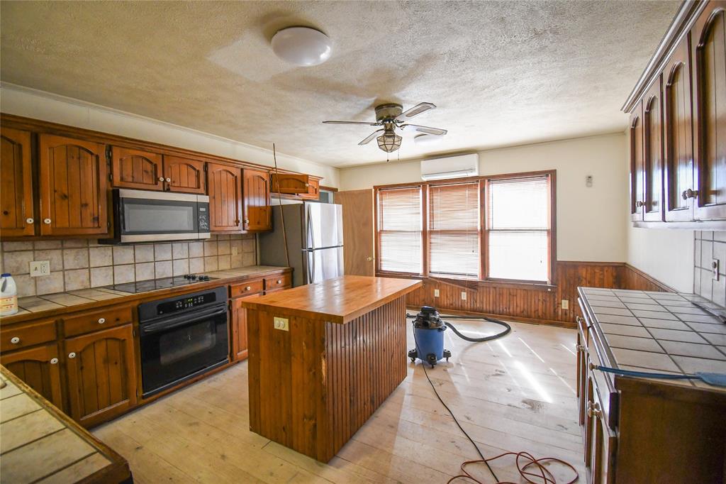 Photo 17 of 19 of 112 N Isley Street house