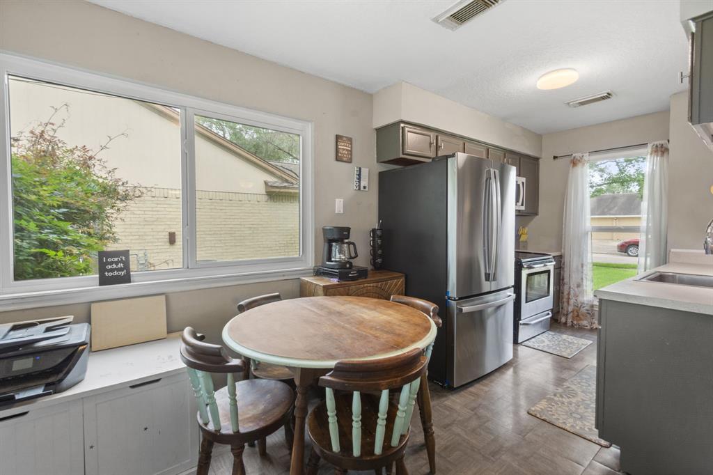 1305 Clover Drive, Angleton, Texas image 7