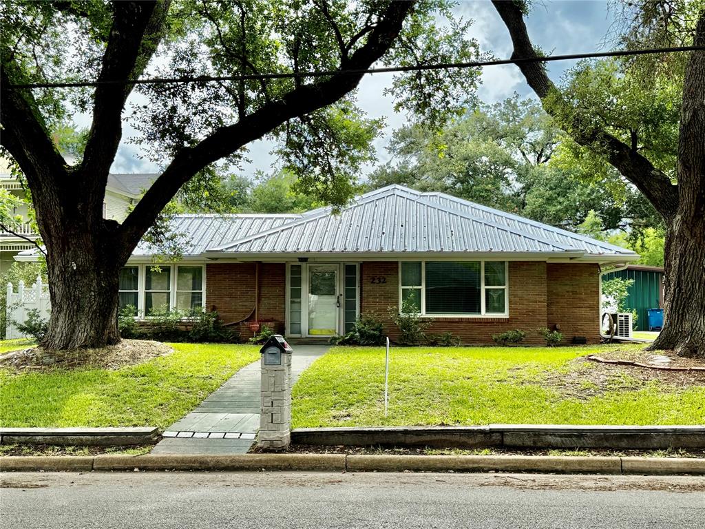 232 S Holland St, Bellville, Texas image 2