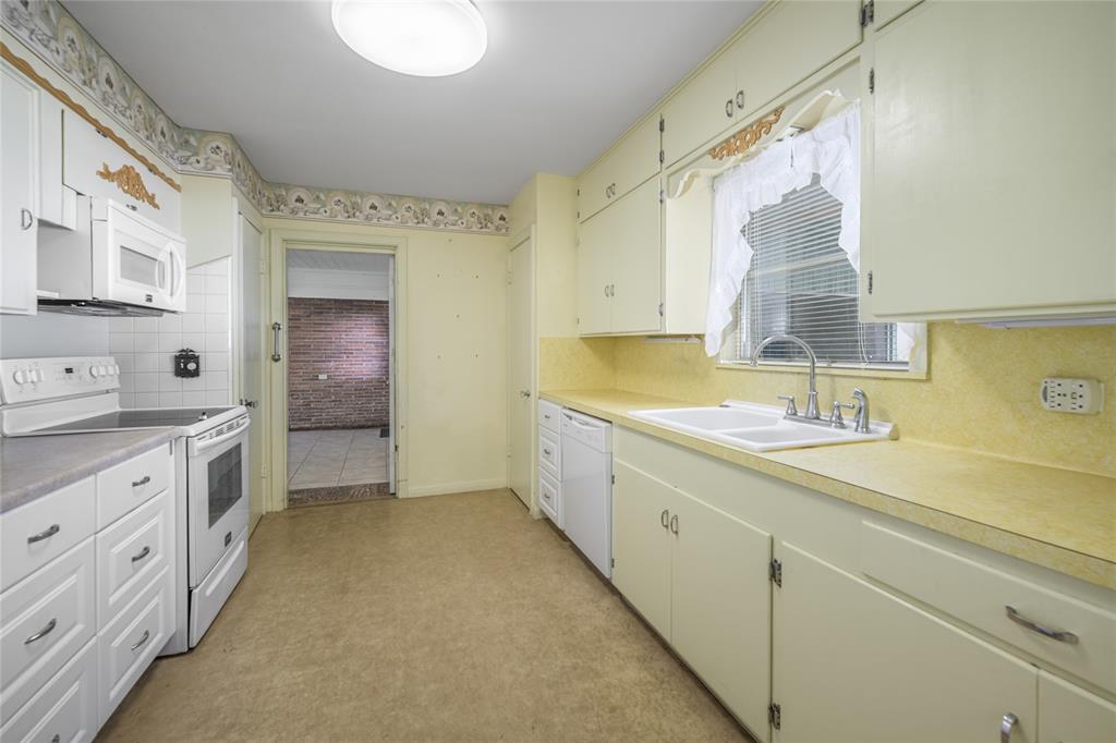 232 S Holland St, Bellville, Texas image 10