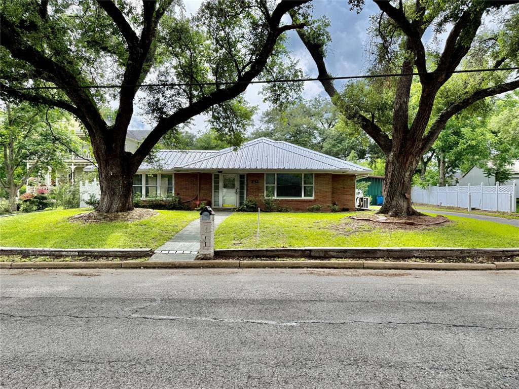 232 S Holland St, Bellville, Texas image 1