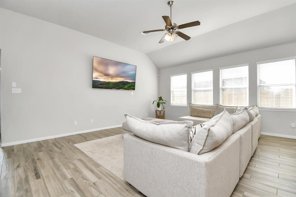 8419 Sunset Horizon Drive, Baytown, Texas image 9