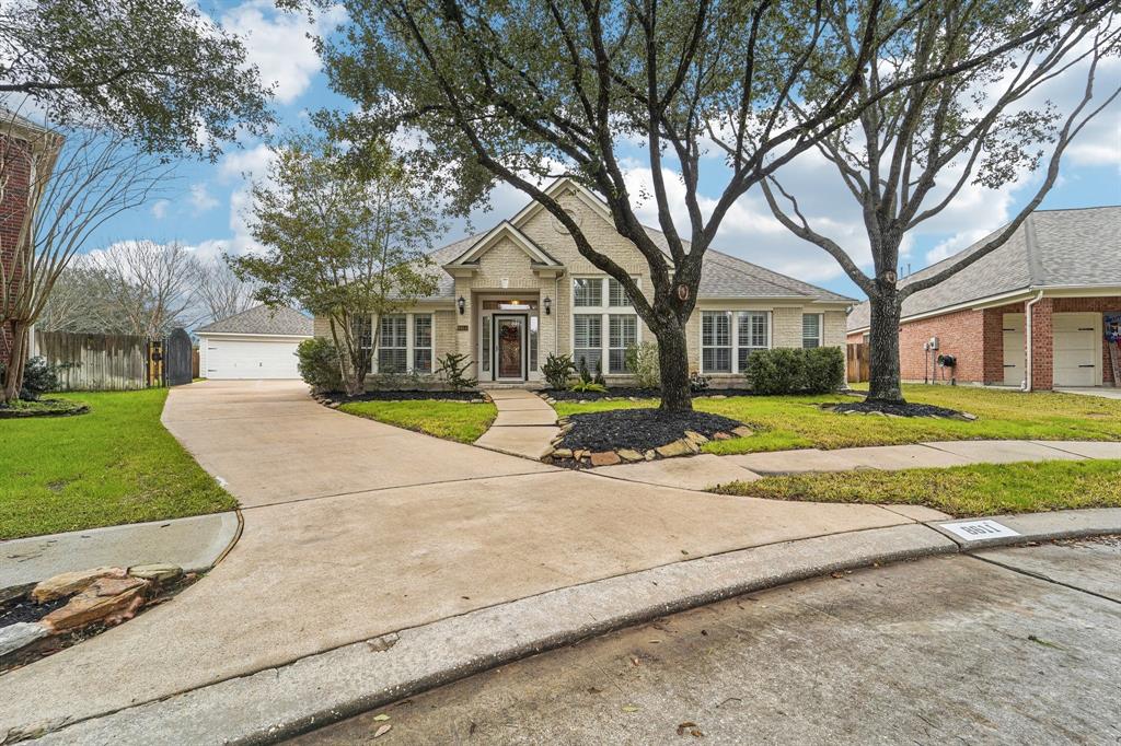 8611 Hooks Creek Court, Houston, Texas image 2