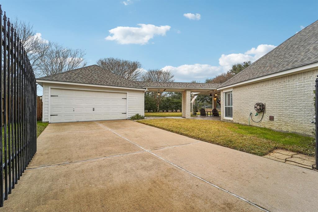 8611 Hooks Creek Court, Houston, Texas image 3