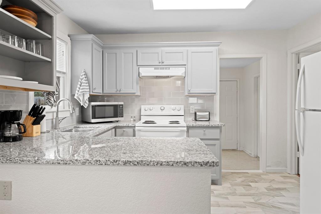 208 Palmer St, Kerrville, Texas image 3