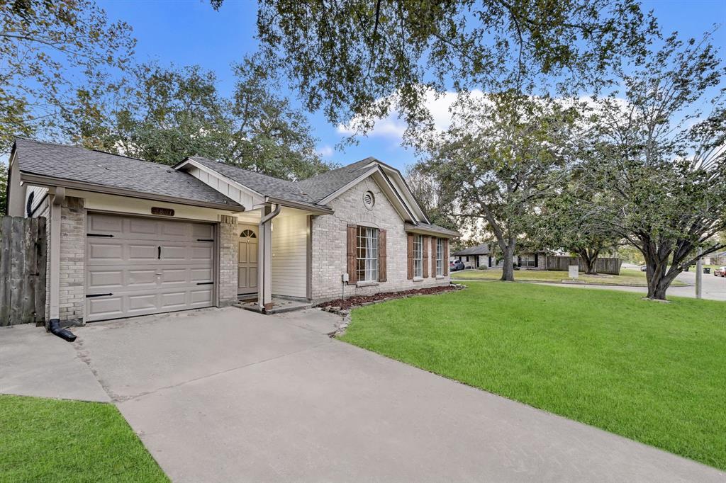 2801 Mockingbird Drive, Alvin, Texas image 8